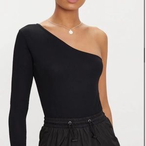 ONE SHOULDER BLACK BODYSUIT